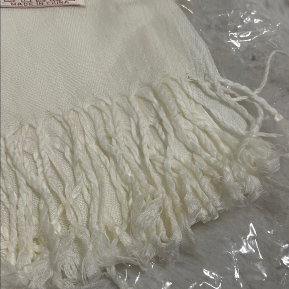 Elegant Cream PASHMINA with Fringe - Picture 2 of 5